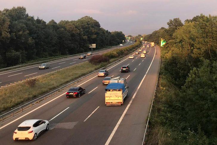 Anadolu Otoyolu'nun Düzce ve Bolu kesiminde bayram trafiği sürüyor G4