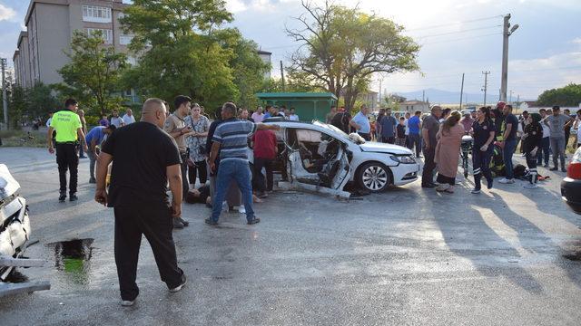 GÜNCELLEME - Konya'da iki otomobilin çarpıştığı kazada 15 kişi yaralandı