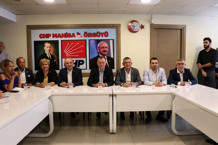 CHP'li Özgür Özel, Manisa'da partililerle bayramlaştı