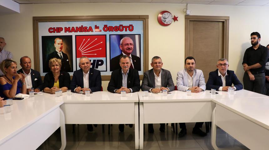 CHP'li Özgür Özel, Manisa'da partililerle bayramlaştı