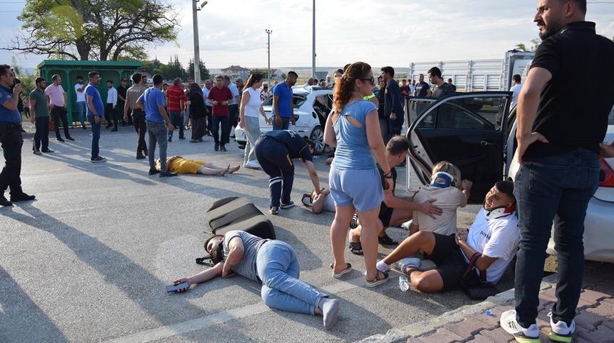 Konya'da can pazarı! İki otomobil çarpıştı, 16 kişi yaralandı...