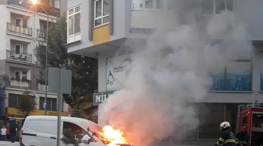 Eskişehir'de hareket halindeki hafif ticari araç yandı