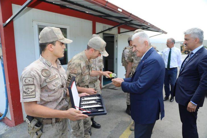 AK Parti Genel Başkanvekili Yıldırım, uygulama noktasında görevli ekiplerle bayramlaştı G1