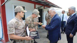 AK Parti Genel Başkanvekili Yıldırım, uygulama noktasında görevli ekiplerle bayramlaştı