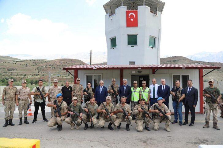 AK Parti Genel Başkanvekili Yıldırım, uygulama noktasında görevli ekiplerle bayramlaştı G4