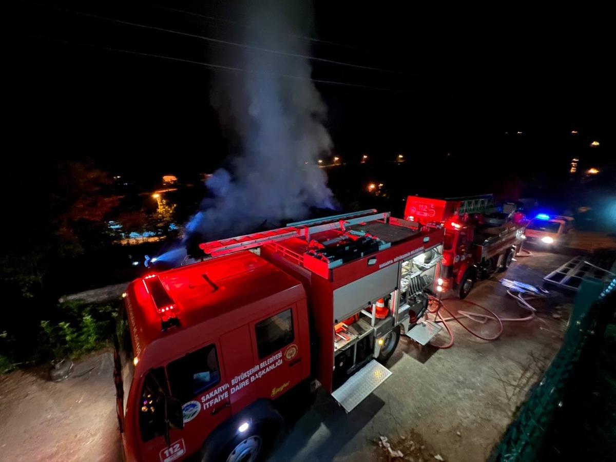 Sakarya'da bir evde &ccedil;ıkan yangını itfaiye s&ouml;nd&uuml;rd&uuml;