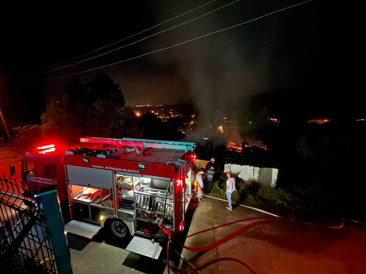 Sakarya'da bir evde çıkan yangını itfaiye söndürdü G3