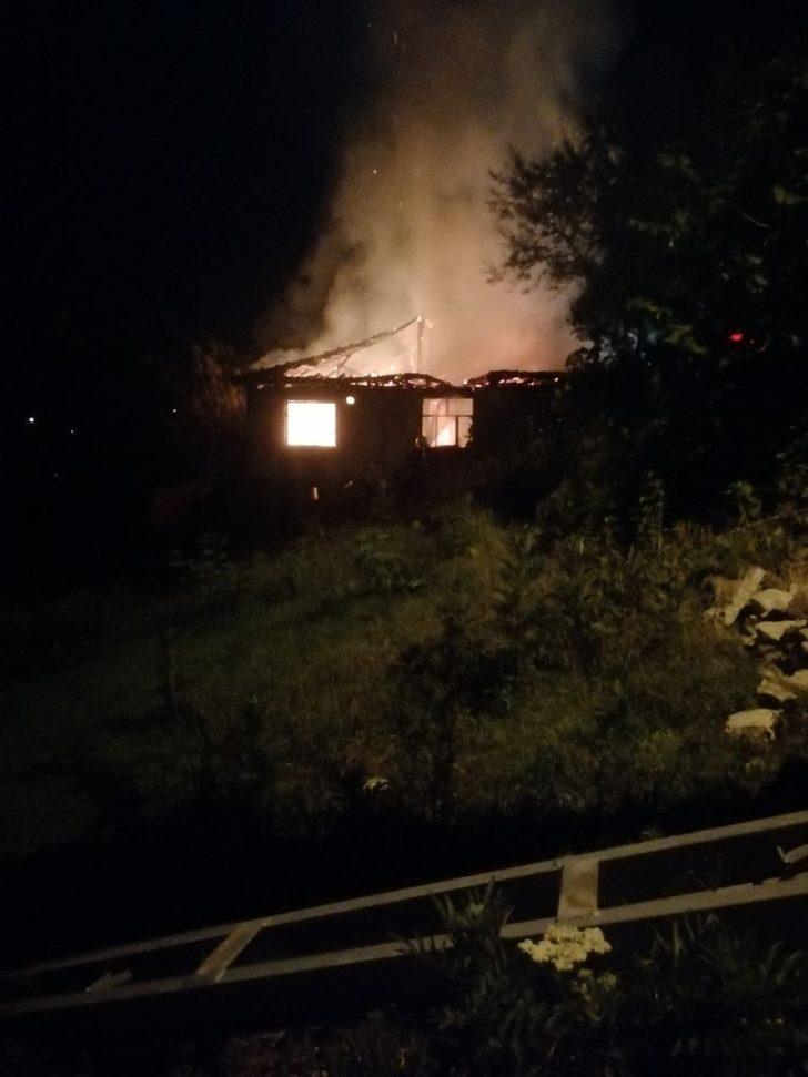 Sakarya'da bir evde çıkan yangını itfaiye söndürdü G4