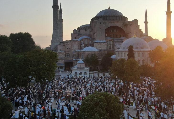 Binlerce kişi Kurban Bayramı namazını Ayasofya’yı Kebir Camii’nde kıldı