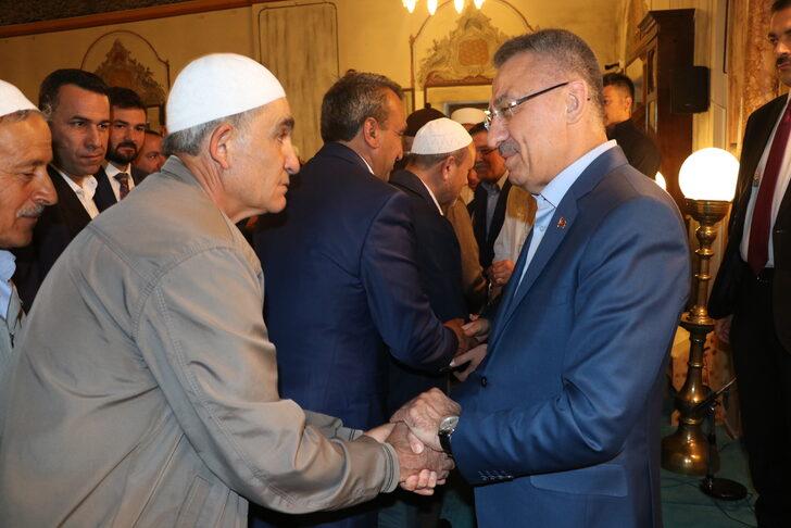 Cumhurbaşkanı Yardımcısı Fuat Oktay, bayram namazını Yozgat'ta kıldı G1