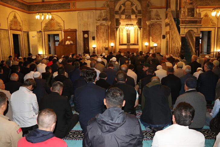 Cumhurbaşkanı Yardımcısı Fuat Oktay, bayram namazını Yozgat'ta kıldı G5