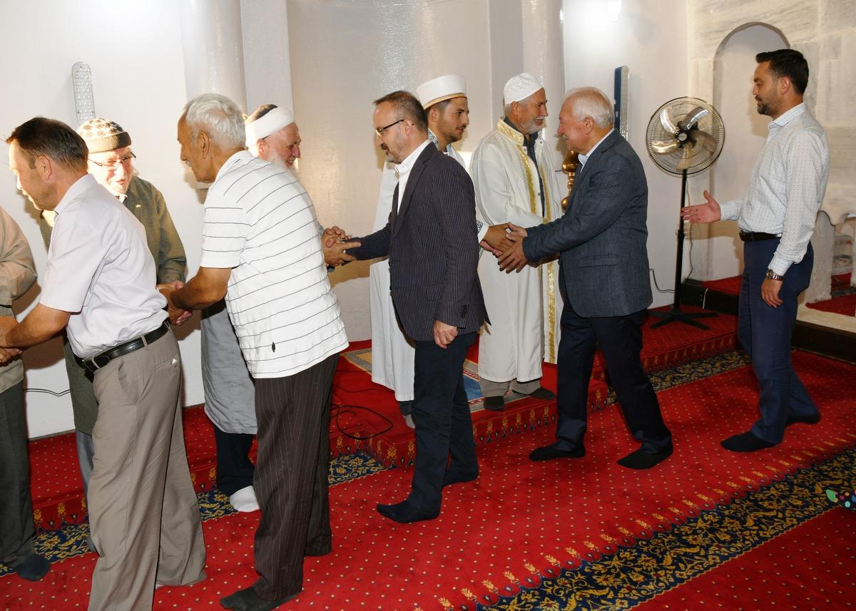 AK Parti Grup Başkanvekili Turan, bayram namazını Lapseki'de kıldı: