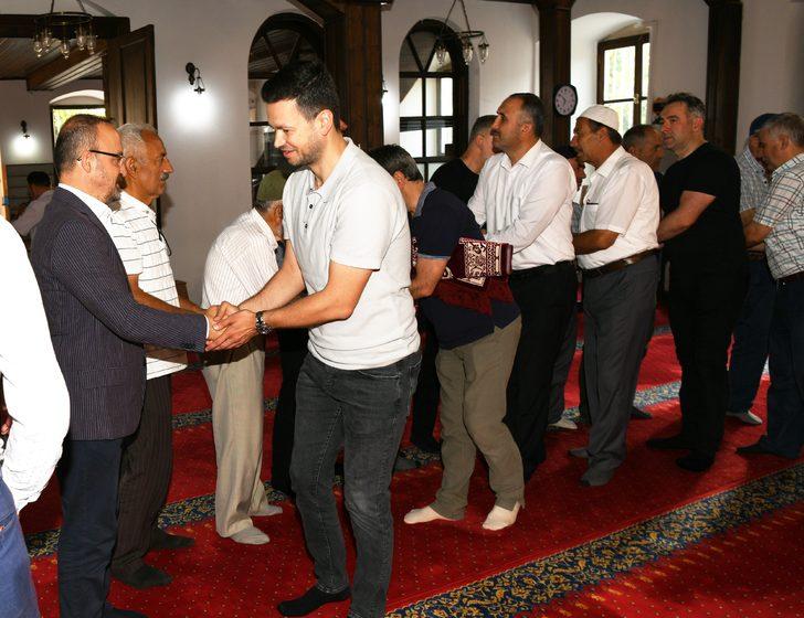 AK Parti Grup Başkanvekili Turan, bayram namazını Lapseki'de kıldı: G3