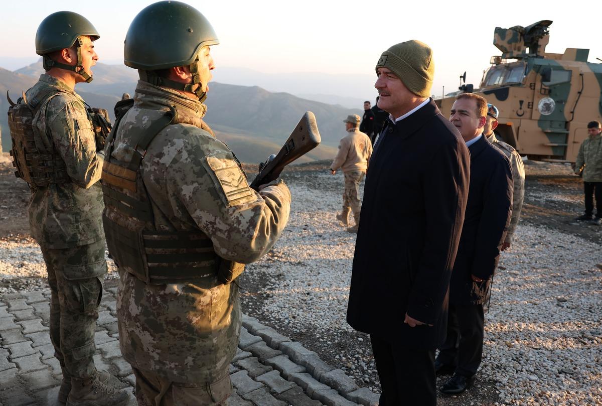 Bakan Soylu, bayram namazını Y&uuml;ksekova'daki &uuml;s b&ouml;lgesinde askerlerle kıldı