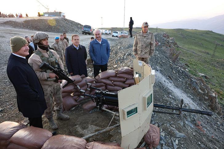 Bakan Soylu, bayram namazını Yüksekova'daki üs bölgesinde askerlerle kıldı G3