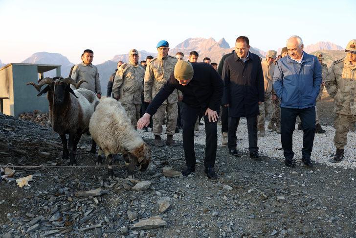 Bakan Soylu, bayram namazını Yüksekova'daki üs bölgesinde askerlerle kıldı G5