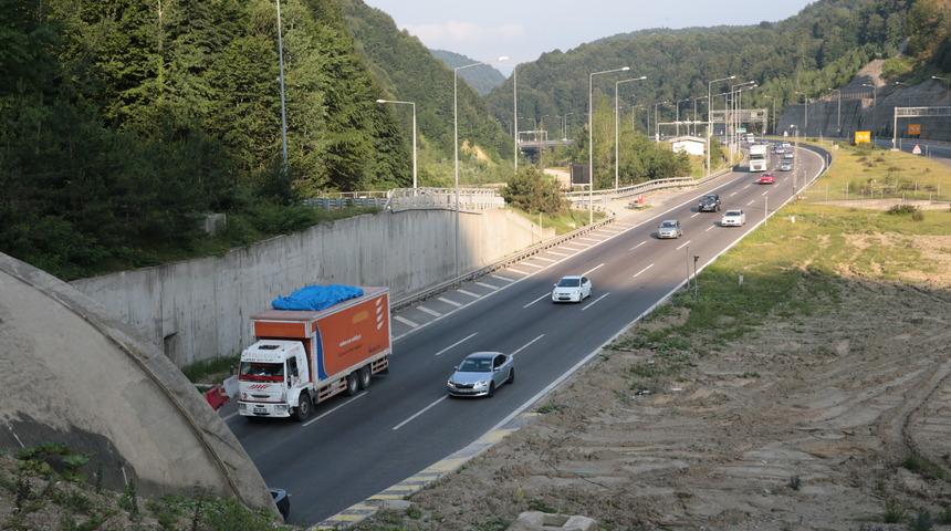 Bolu Dağı'nda bayramın ilk gününde akıcı trafik yoğunluğu sürüyor