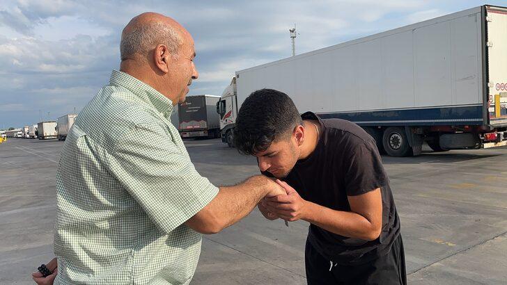 Tır şoförü baba ve iki oğlu, denk geldikleri Kapıkule'de bayramlaştı G2