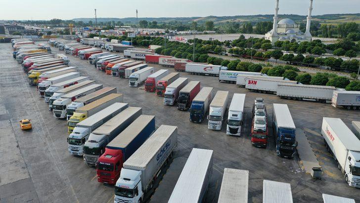 Tır şoförü baba ve iki oğlu, denk geldikleri Kapıkule'de bayramlaştı G4