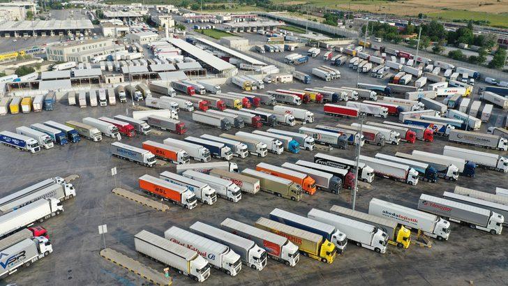 Tır şoförü baba ve iki oğlu, denk geldikleri Kapıkule'de bayramlaştı G5