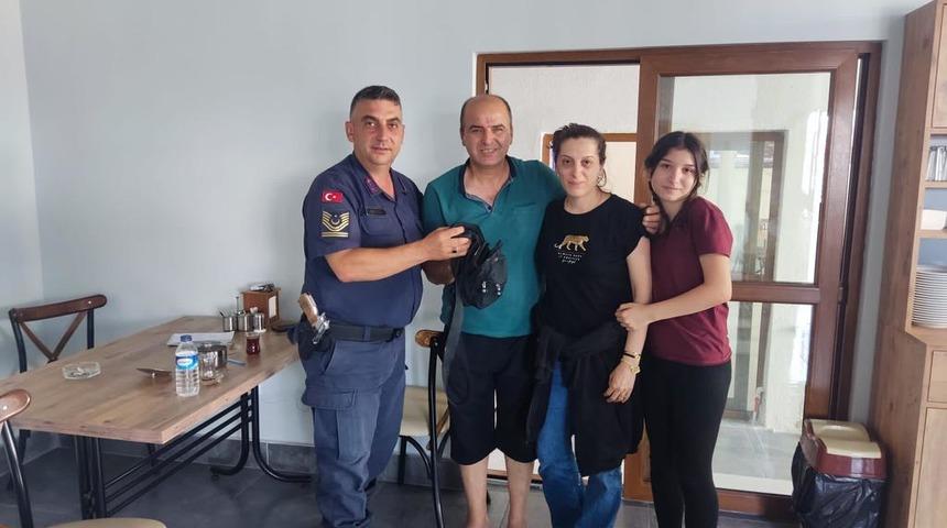 Bolu'da jandarmanın bulduğu içinde para ve ziynet eşyası olan çanta sahibine ulaştırıldı