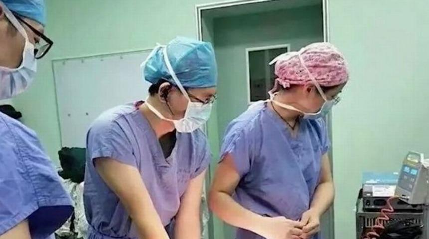 Karın ağrısı şikayetiyle hastaneye giden adam, yumurtalıkları ve rahmi olduğunu öğrenince şoke oldu