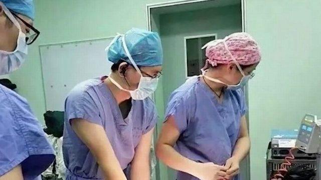 Karın ağrısı şikayetiyle hastaneye giden adam, yumurtalıkları ve rahmi olduğunu öğrenince şoke oldu