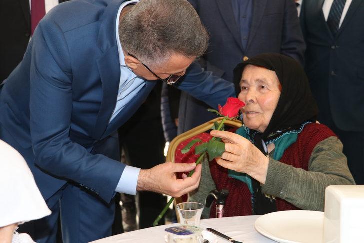 Cumhurbaşkanı Yardımcısı Fuat Oktay, Yozgat'ta huzurevini ziyaret etti G2