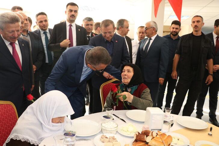 Cumhurbaşkanı Yardımcısı Fuat Oktay, Yozgat'ta huzurevini ziyaret etti G4