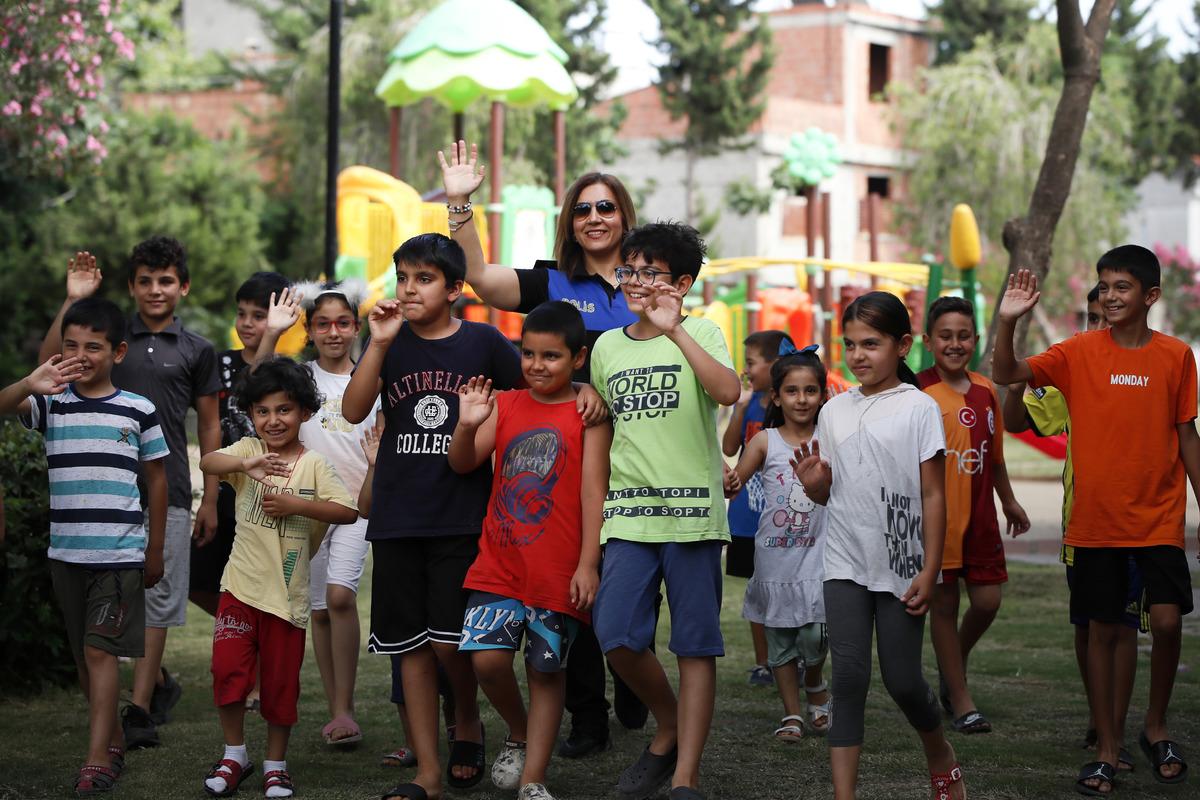 Adana'da polis, Kurban Bayramı'nda &ccedil;ocukları sevindirdi