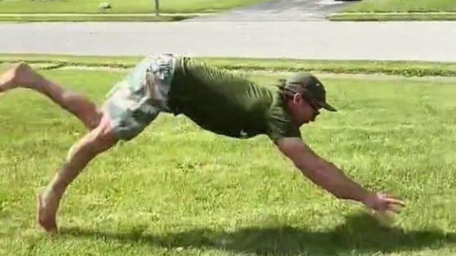 Sosyal medyada gündem yarattı! Her gün köpek gibi davranarak dört ayağının üzerinde yürüyen adam herkesi şaşırttı