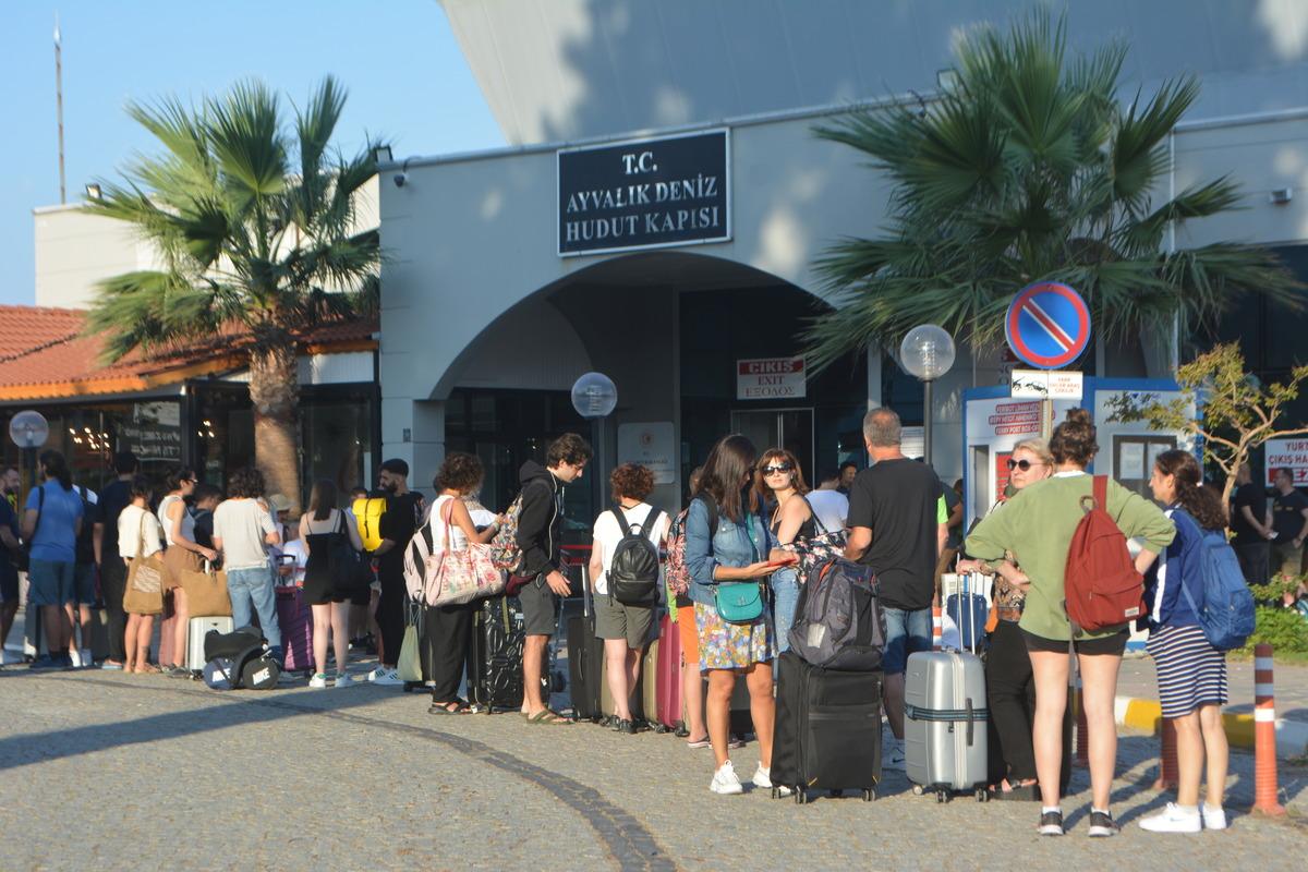 Ayvalık'ta hudut kapısında Kurban Bayramı yoğunluğu yaşanıyor