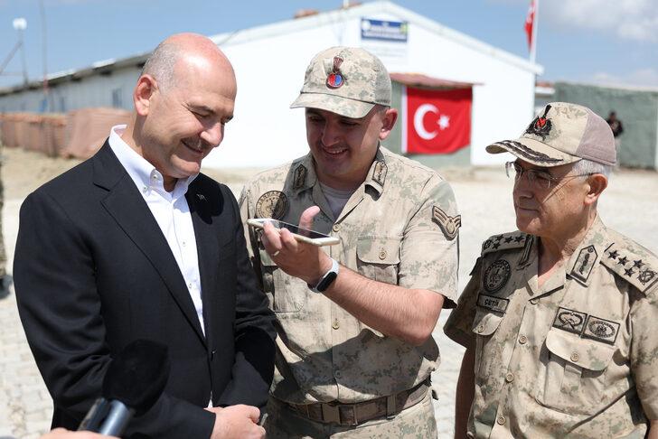 İçişleri Bakanı Soylu, üs bölgesinde görevli jandarmaların aileleriyle telefonda görüştü G1
