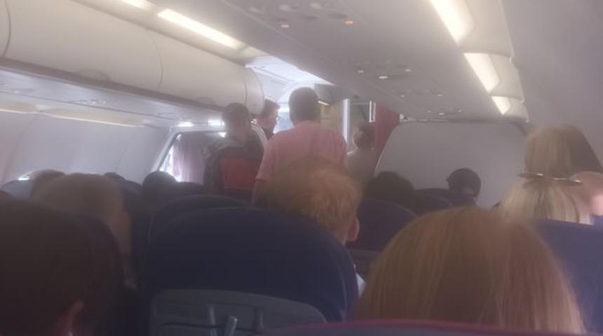 Havada ilgin&ccedil; anlar! U&ccedil;ak y&ouml;n&uuml;n&uuml; değiştirerek başka havalimanına inince yolcular isyan etti