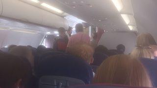 Havada ilginç anlar! Uçak yönünü değiştirerek başka havalimanına inince yolcular isyan etti