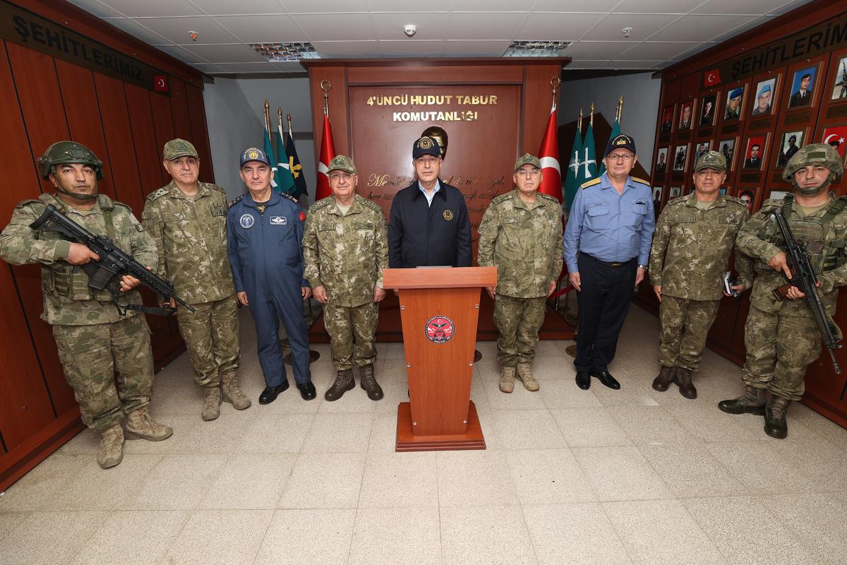 Milli Savunma Bakanı Akar ve komutanlar Dağlıca'da incelemelerde bulundu