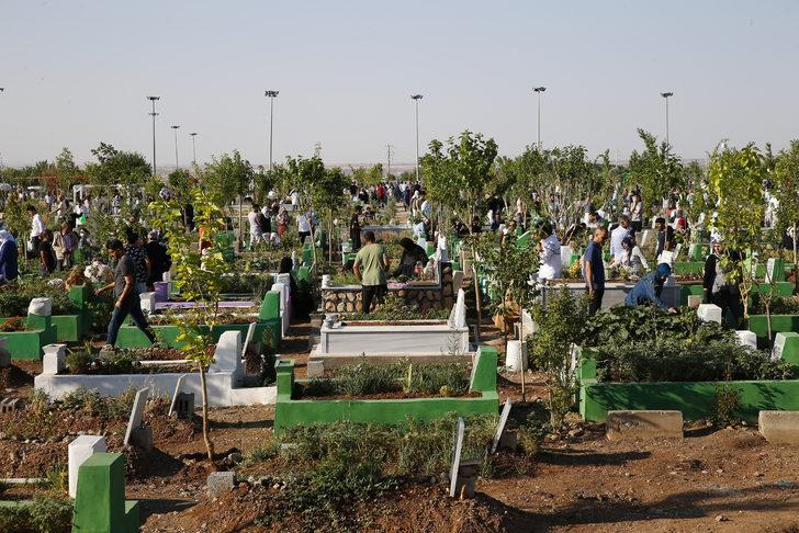 Diyarbakır'da Kurban Bayramı dolayısıyla mezarlıklarda yoğunluk yaşandı G1