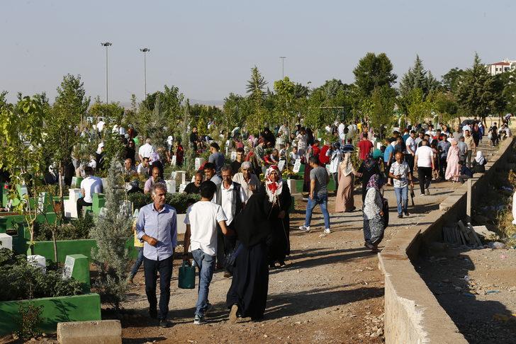 Diyarbakır'da Kurban Bayramı dolayısıyla mezarlıklarda yoğunluk yaşandı G2