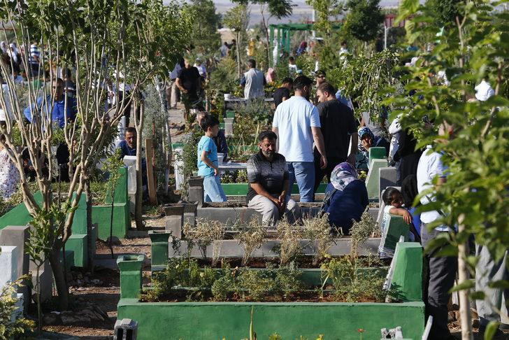 Diyarbakır'da Kurban Bayramı dolayısıyla mezarlıklarda yoğunluk yaşandı G3