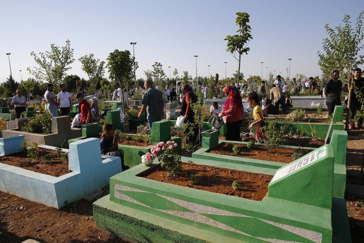 Diyarbakır'da Kurban Bayramı dolayısıyla mezarlıklarda yoğunluk yaşandı G5