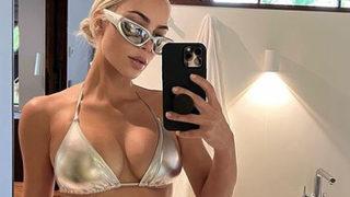 Kim Kardashian beyaz bikinisiyle kıvrımlarını sergiledi