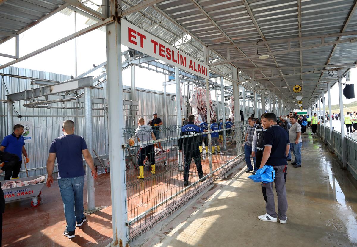 Ankara'da pazar yerleri ile kesimhanelerde kurban yoğunluğu