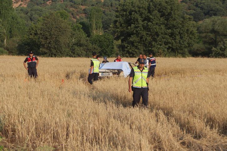 Kütahya'da tarlaya devrilip, yanan otomobilin sürücüsü öldü G2