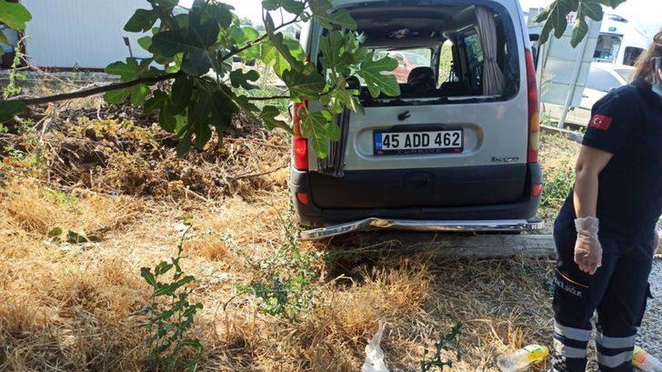 Manisa'da otomobille hafif ticari araç çarpıştı, 10 kişi yaralandı G3