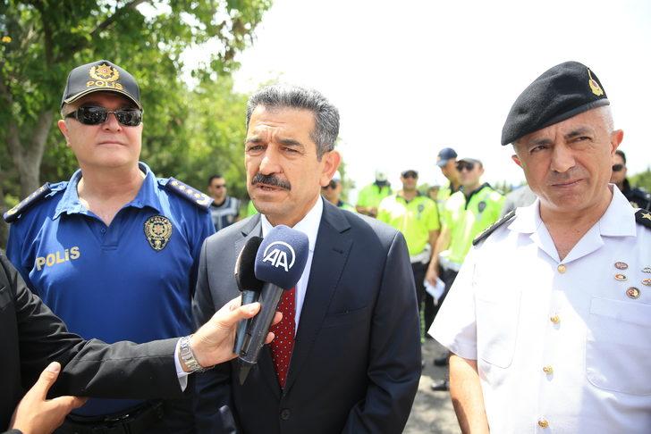 Kırklareli Valisi Birol Ekici, trafik denetiminde durdurulan sürücülerle bayramlaştı G3