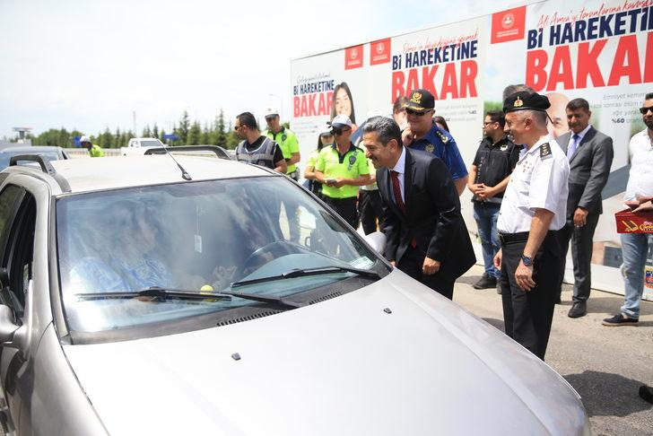 Kırklareli Valisi Birol Ekici, trafik denetiminde durdurulan sürücülerle bayramlaştı G4