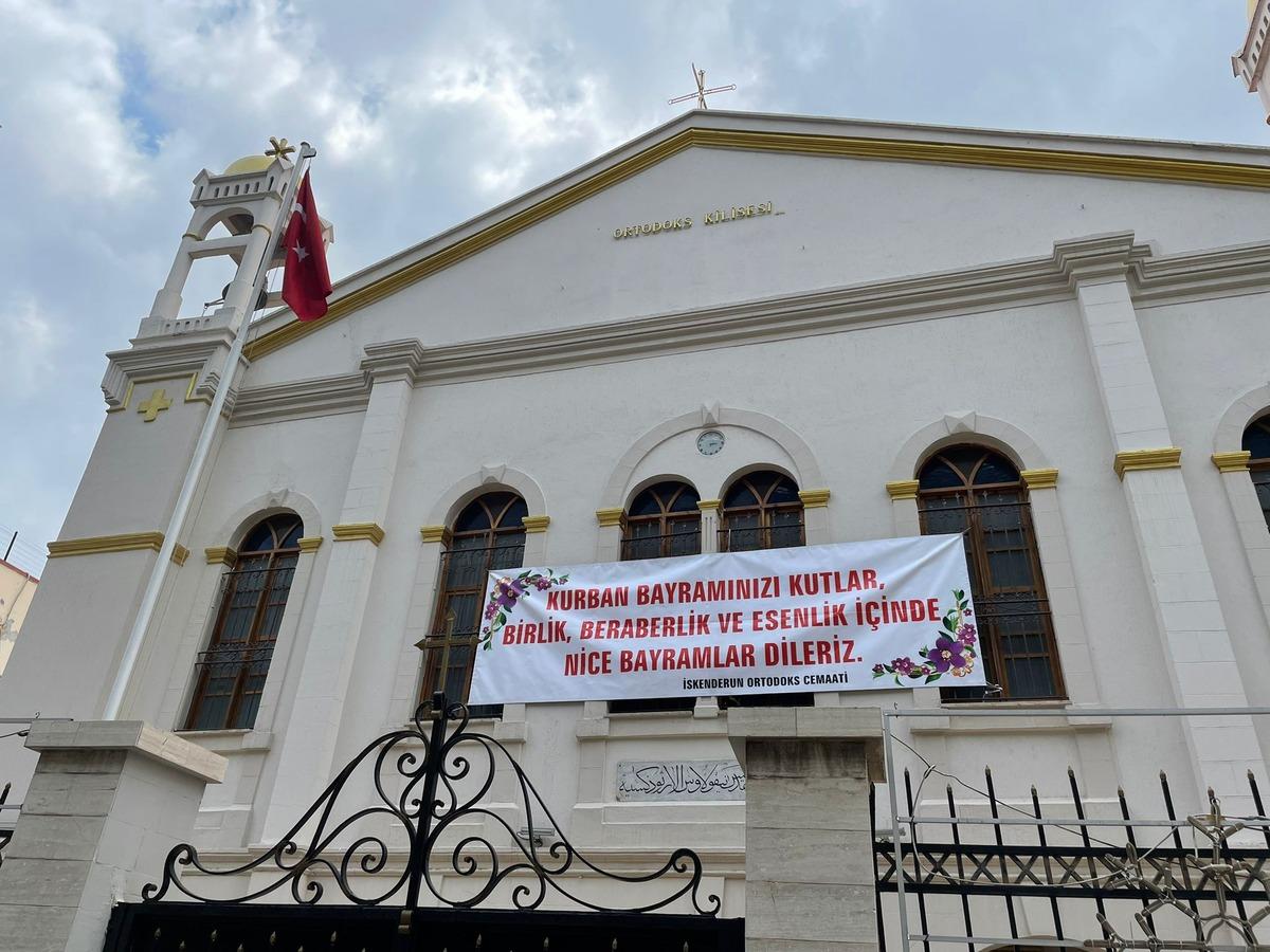 Hatay'da Hristiyanlar, kiliseye astıkları pankartla Kurban Bayramı'nı kutladı