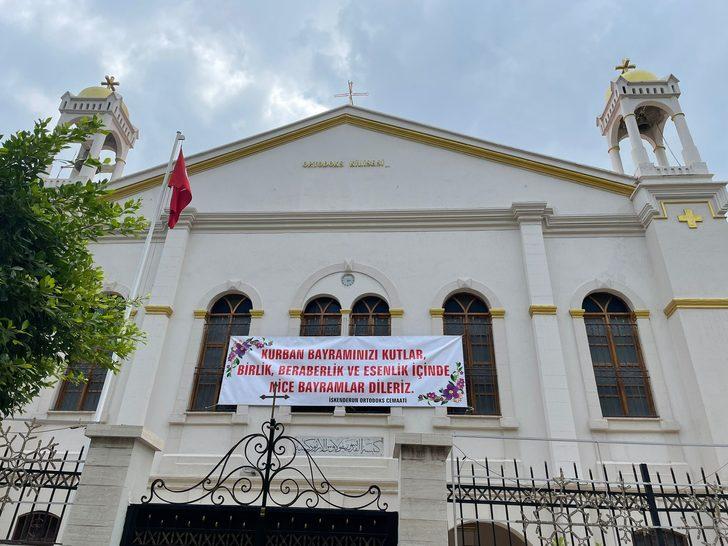 Hatay'da Hristiyanlar, kiliseye astıkları pankartla Kurban Bayramı'nı kutladı G2