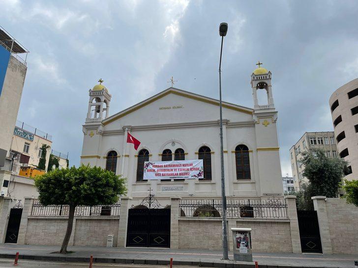 Hatay'da Hristiyanlar, kiliseye astıkları pankartla Kurban Bayramı'nı kutladı G3