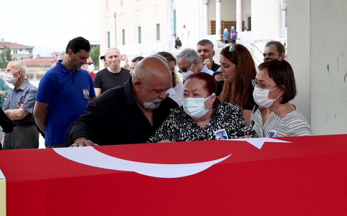 T&uuml;rkiye'nin ilk beyin cerrahlarından Prof. Dr. G&ouml;kalp son yolculuğuna uğurlandı